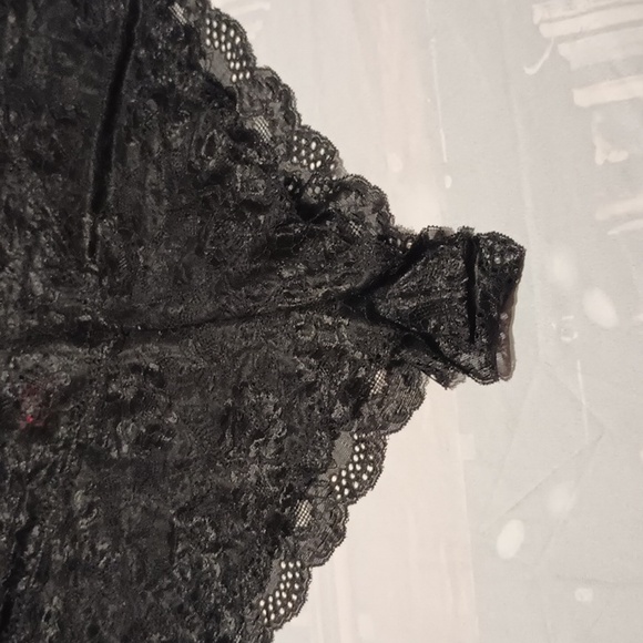 Elegant Black Lace Lingerie Set - Picture 4 of 8